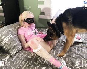 Юная шлюха из России трахается с овчаркой и мастурбирует. Full HD zoo porno